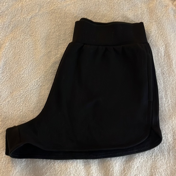 Victoria Secret- On Point- VS monogram Sweat-shorts - Picture 5 of 6